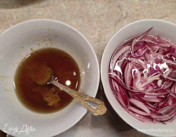 Чеснок натереть на мелкой терке. Смешать все ингредиенты для заправки до однородности. Лук нарезать перьями и оставить мариноваться в уксусе. Маринад для лука делаю на глаз. Заливаю его холодной кипяченой водой, добавляю по вкусу уксус и сахар.