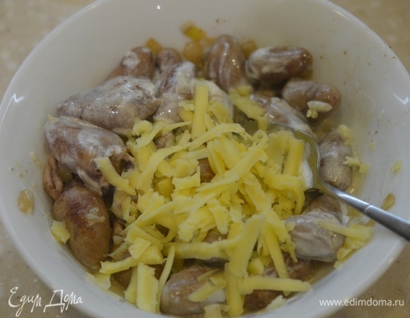 Добавьте 2/3 натертого на терке сыра.