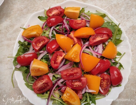 Помидоры нарезать на четвертинки. Если томаты крупные, как у меня, то каждую четвертинку надо разрезать еще пополам.