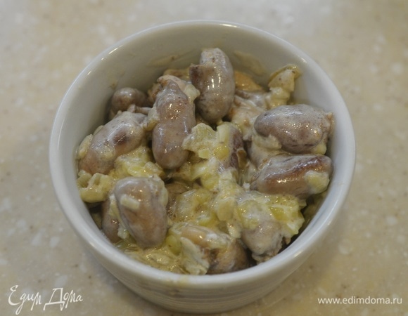 Перемешайте и выложите в жаропрочную форму или небольшие формочки.