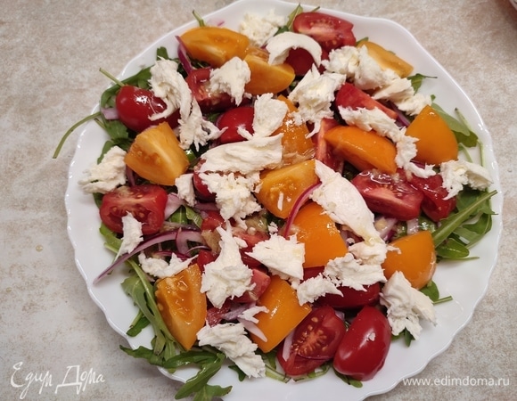 Полить оставшейся заправкой. Моцареллу порвать на кусочки. Охладить в холодильнике в течение 15 минут, и можно подавать к столу.