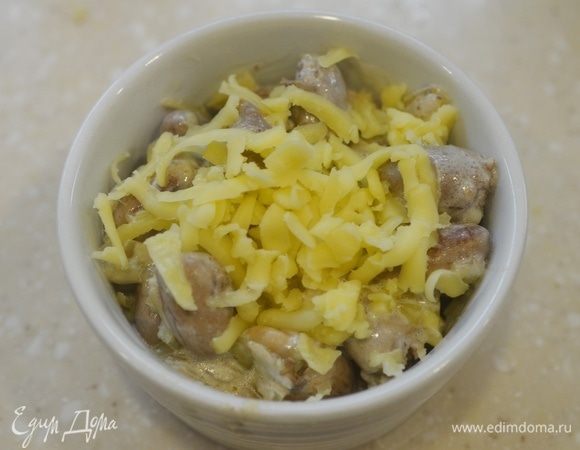 Посыпьте сверху оставшимся сыром. Запекайте в разогретой до 180°C духовке около 20 минут.