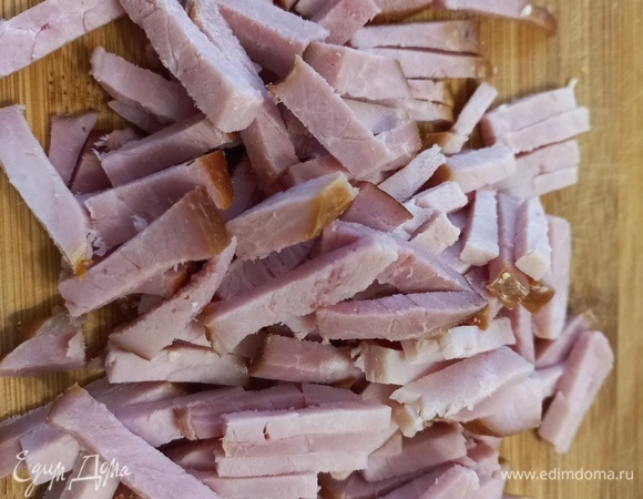 Копченое мясо нарезать брусочками. Для приготовления этого салата идеально подходит копченый окорок.
