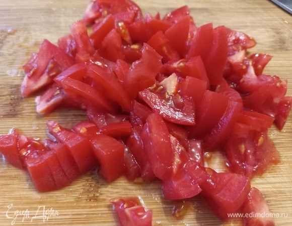 Из помидоров удаляем сердцевину и нарезаем.