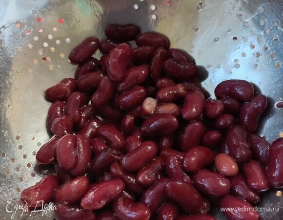 Фасоль откиньте на сито на 5–7 минут.