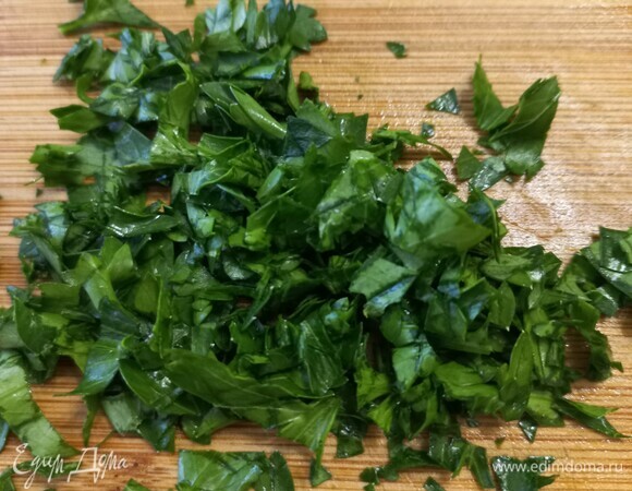 Веточку петрушки измельчите.