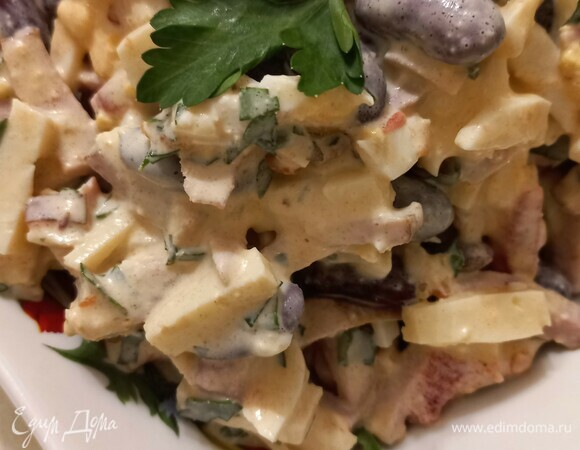 Смешайте все ингредиенты. Заправьте салат майонезом с пропущенным через пресс чесноком. Все перемешайте. Приятного аппетита!