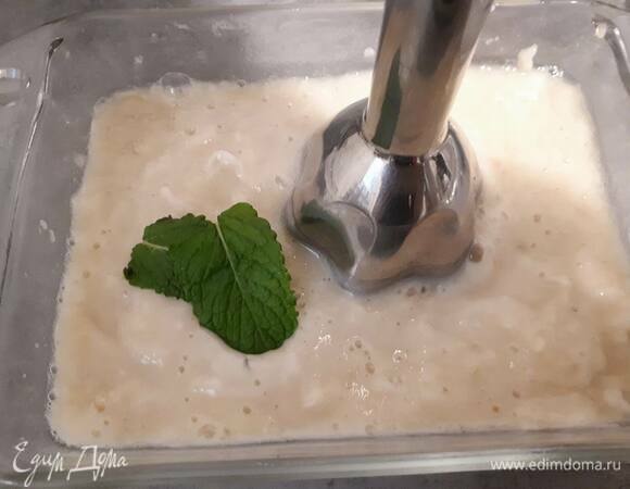 Очистите груши, сбрызните лаймовым соком и пюрируйте.