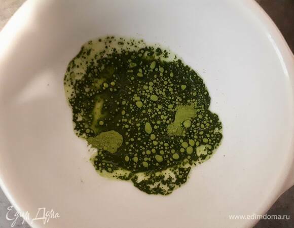 Добавьте чуть-чуть холодной воды в чай матча — это необходимо, чтобы не ошпарить его.