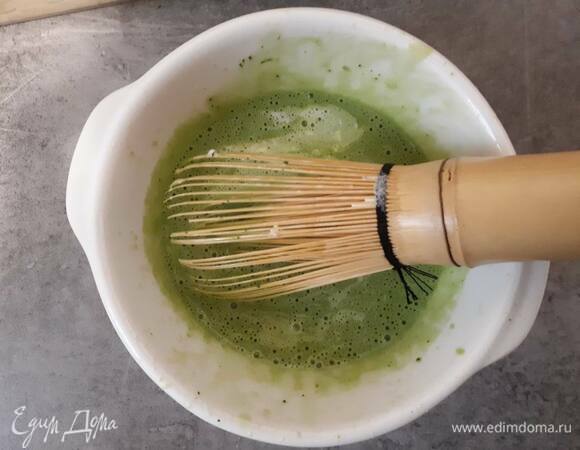 Постепенно вливайте молоко в чай и взбивайте до однородности.