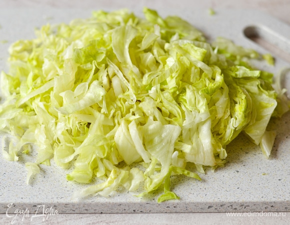 Нарезаем салат айсберг. Можно заменить пекинской капустой.