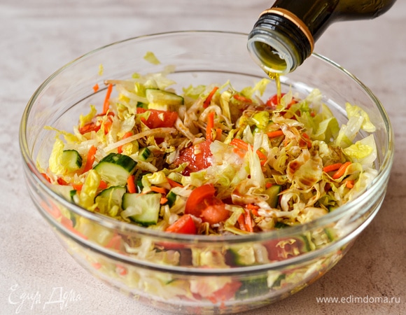 Смешиваем в миске овощи и заправляем маслом и соевым соусом (он вместо соли).