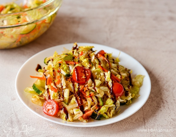 Поливаем салат бальзамическим соусом.