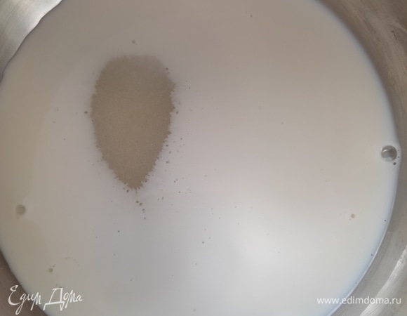 Всыпать в молоко сахар и прогреть на слабом огне до растворения сахара, не допускать закипания. Как только сахар растворился, сразу снять.