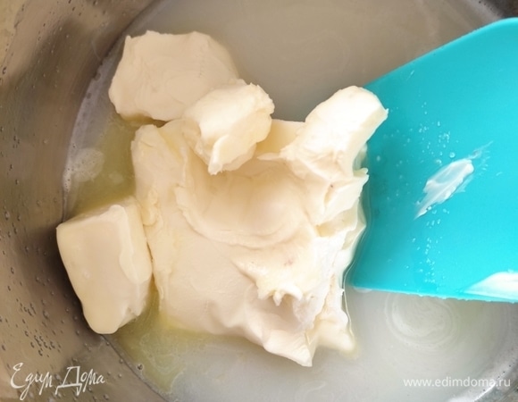 В горячее молоко добавляем сливочное масло комнатной температуры и размешиваем до полного растворения масла. Даем смеси остыть до комнатной температуры.