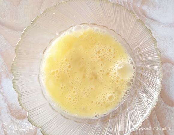 Яйцо в отдельной чашечке взбить вилкой.