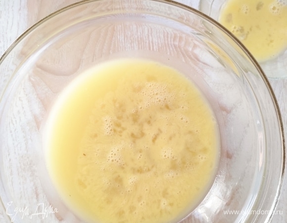 2/3 яйца добавить к сливочной смеси, хорошо перемешать.