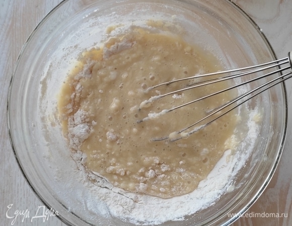 Муку просеять с разрыхлителем, добавить ванилин и постепенно добавлять к смеси. После того как добавили где-то 2/3 муки, тесто выложить на стол и продолжить замешивание. Муку добавлять понемногу, возможно, понадобится меньше муки, так как она бывает разной.