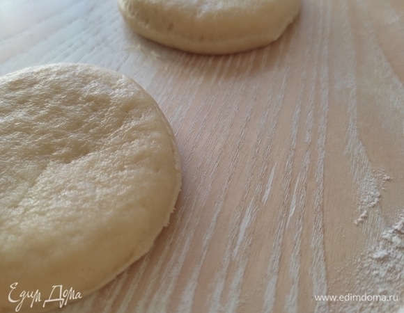 Тесто раскатываем в пласт толщиной примерно 0,8–1 см и стаканом вырезаем коржики. Можно сформировать коржики руками.