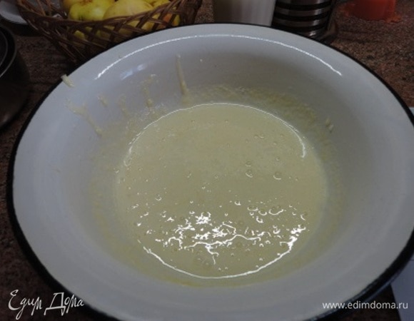 Взбить миксером яйца, сахар, ванильный сахар и соль. Добавить кефир, творог и пробить погружным миксером до однородности.