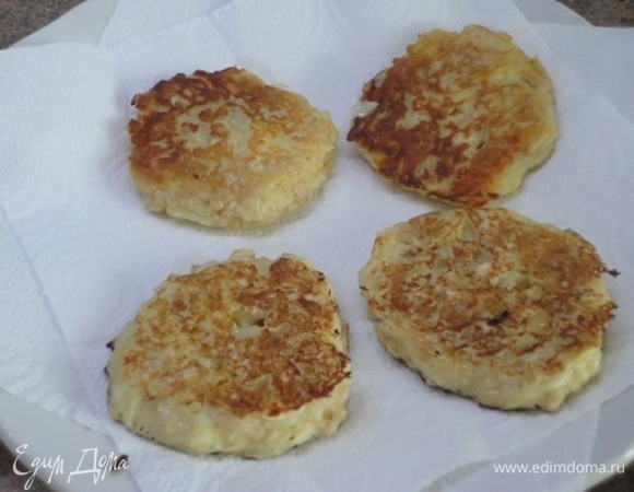 Оладьи выкладываем на бумажное полотенце, чтобы оно впитало излишки жира.