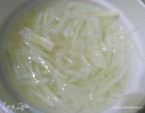 Приготовить маринад. В воду добавить уксус, сахар, соль. Опустить в маринад нарезанный лук. Жидкость должна покрывать его полностью. Оставить мариноваться на 30 минут.