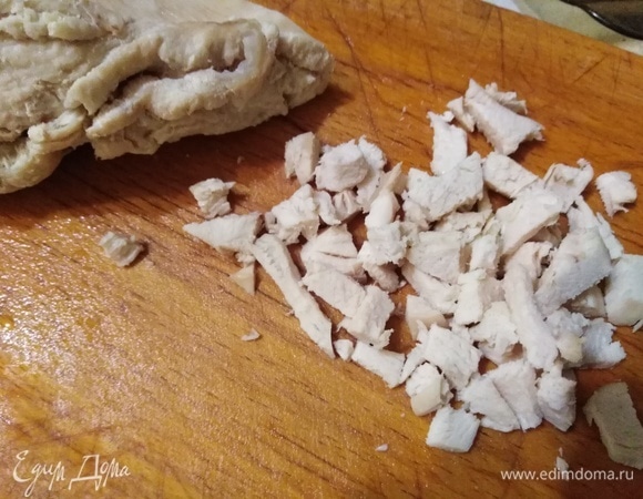 Куриную грудку отварить в подсоленной воде до готовности. Охладить, нарезать.