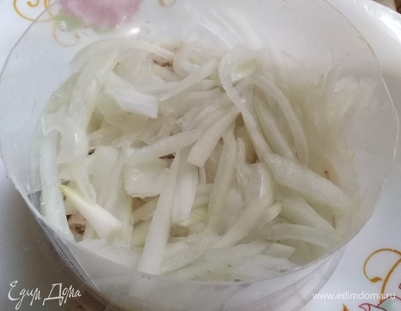 Собрать салат. Первый слой — куриная грудка. Второй — маринованный лук.