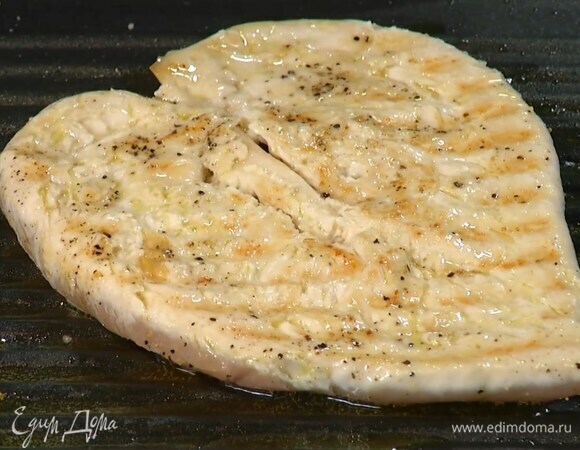 Индейку посолить, поперчить, поместить между двумя слоями бумаги для выпечки и отбить, затем смазать с двух сторон оливковым маслом и обжарить на сковороде-гриль до готовности.