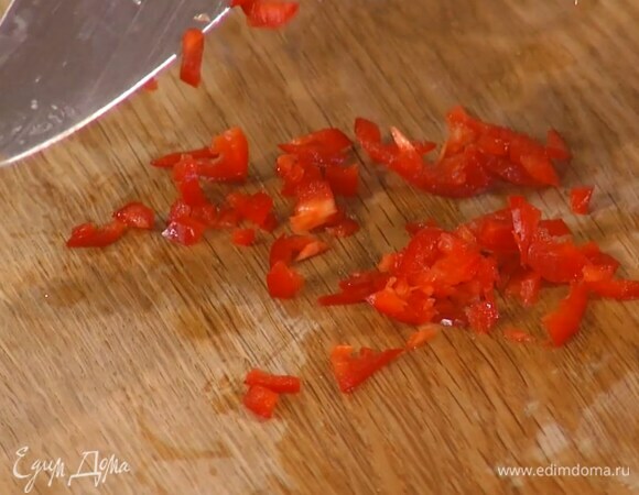 Перец чили очень мелко порезать.