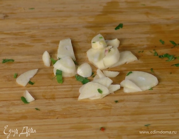 Чеснок почистить и порубить.