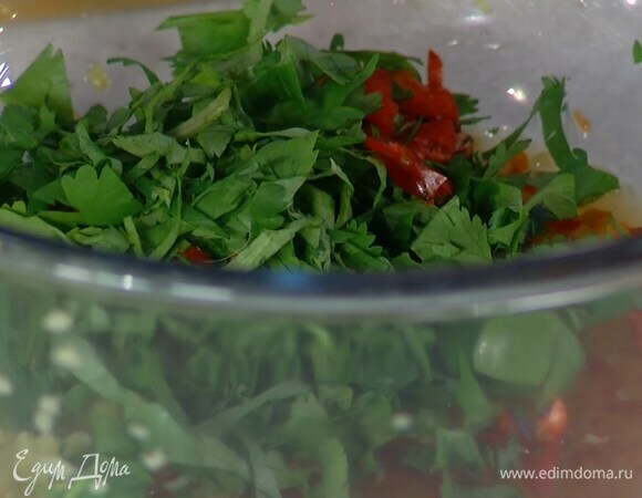 Приготовить маринад: к натертому имбирю добавить рыбный и кисло-сладкий соус, чили, кинзу и чеснок, все перемешать.