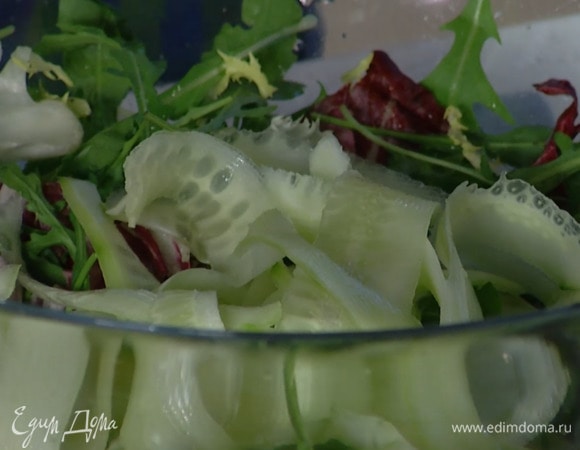 Огурец очистить от кожуры и ножом для чистки овощей нарезать тонкими полосками.