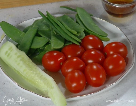 Помидоры черри разрезать на 4 части.