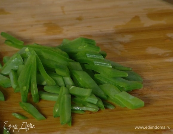 Стручки гороха тонко порезать наискосок.