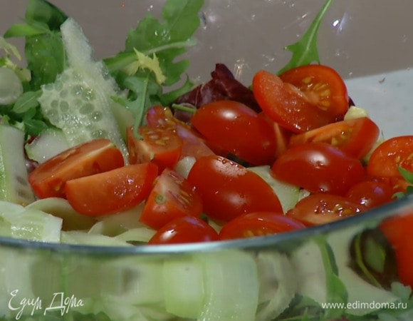 Выложить нарезанные овощи в глубокую миску, добавить салатные листья, индейку вместе с маринадом и все перемешать.