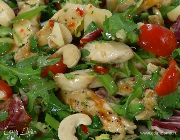 Из половинки лайма выжать сок и полить салат, сверху украсить его кешью.