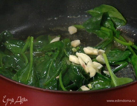 Чеснок почистить, раздавить плоской стороной ножа, крупно порезать и добавить к шпинату, все посолить и перемешать.