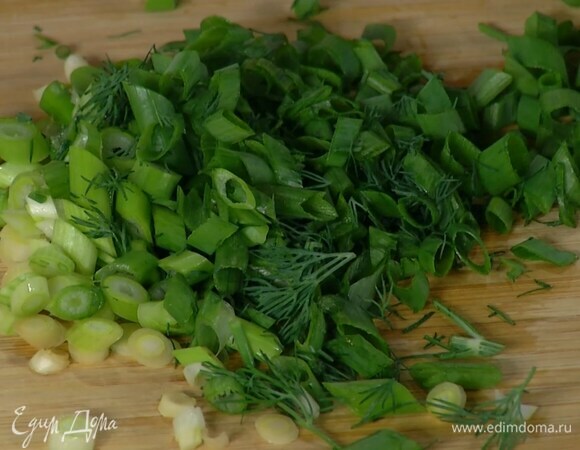 Зеленый лук тонко порезать наискосок и добавить к поленте, влить еще немного бульона и перемешать.