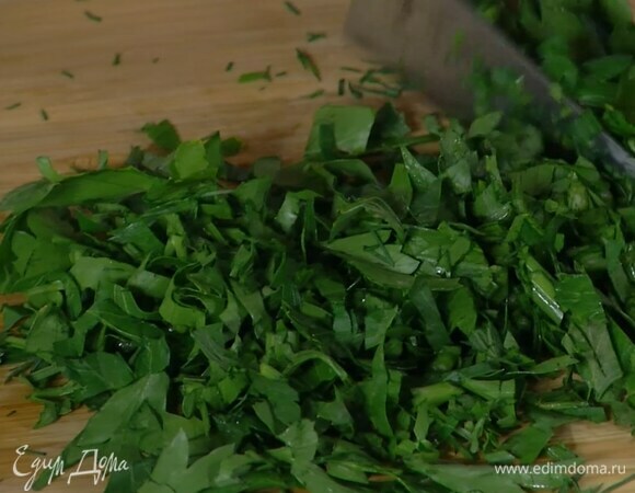 Укроп с петрушкой мелко порубить.