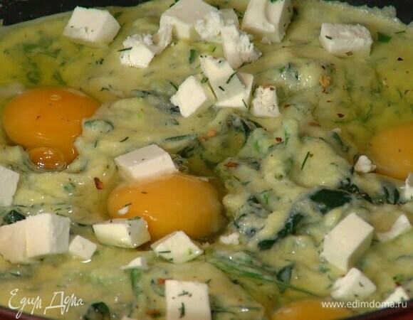 Фету нарезать маленькими кубиками и выложить на поленту, сверху посыпать перцем чили, накрыть все крышкой, увеличить огонь и готовить 10 минут.