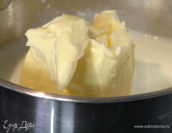 Сливочное масло растопить на маленьком огне.