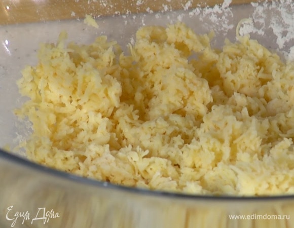 Чеддер натереть на мелкой терке.