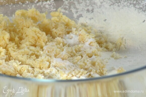Всю муку всыпать в глубокую миску, добавить натертый сыр, творог, разрыхлитель и соль, все перемешать.