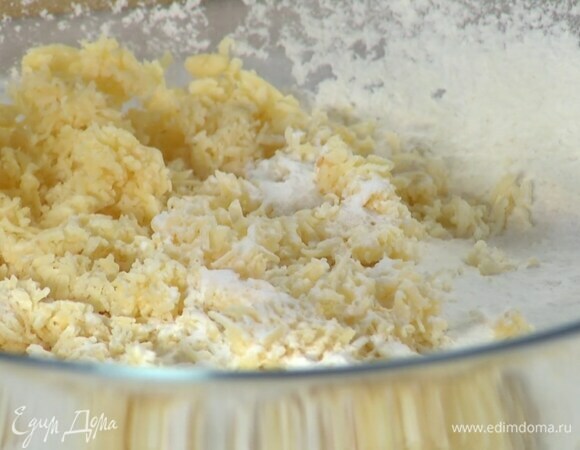 Всю муку всыпать в глубокую миску, добавить натертый сыр, творог, разрыхлитель и соль, все перемешать.