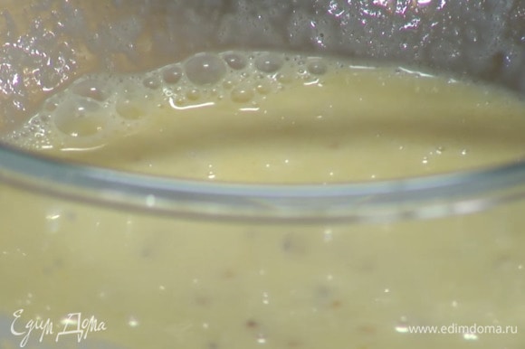 В отдельную миску влить молоко, разбить яйца и перемешать, затем влить растопленное масло, добавить горчицу и все вымешать.
