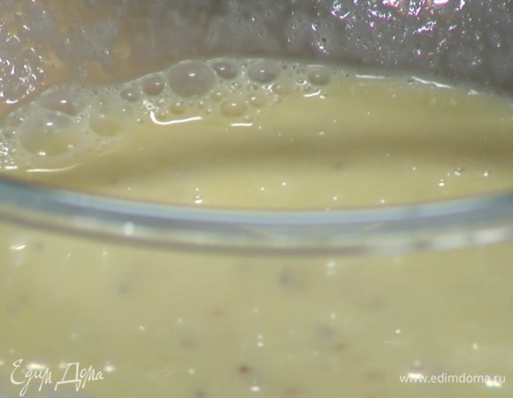 В отдельную миску влить молоко, разбить яйца и перемешать, затем влить растопленное масло, добавить горчицу и все вымешать.