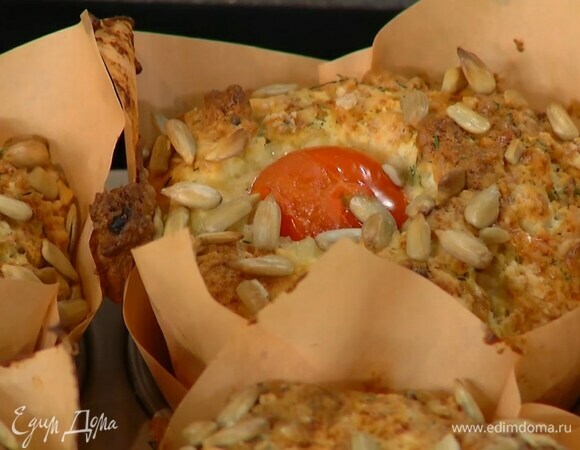 Выпекать маффины в разогретой духовке 20–25 минут.