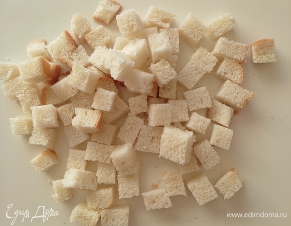 Подготовим сухарики. Ломтики белого батона нарежем кубиком.