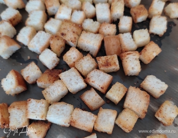 Кусочки батона выложить на противень и поставить в разогретую до 180°C духовку на 3–4 минуты.